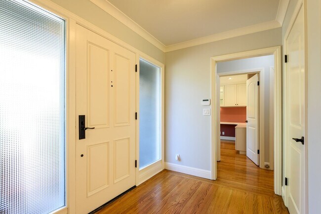 Building Photo - Custom Remodeled Ranch Home in Park-like S...