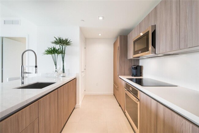 Building Photo - 401 N Birch Rd