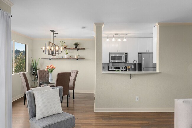 Building Photo - Available Now - 2BR/1.5BA Condo in Kirkland