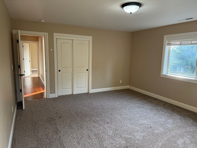 Building Photo - Goregous 5 Bedroom Home! Great Location! Vaulted Ceilings! Fenced Yard! 3- Car Garage & More!