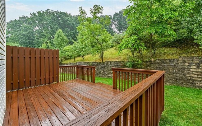 Building Photo - 229 Hillvue Dr