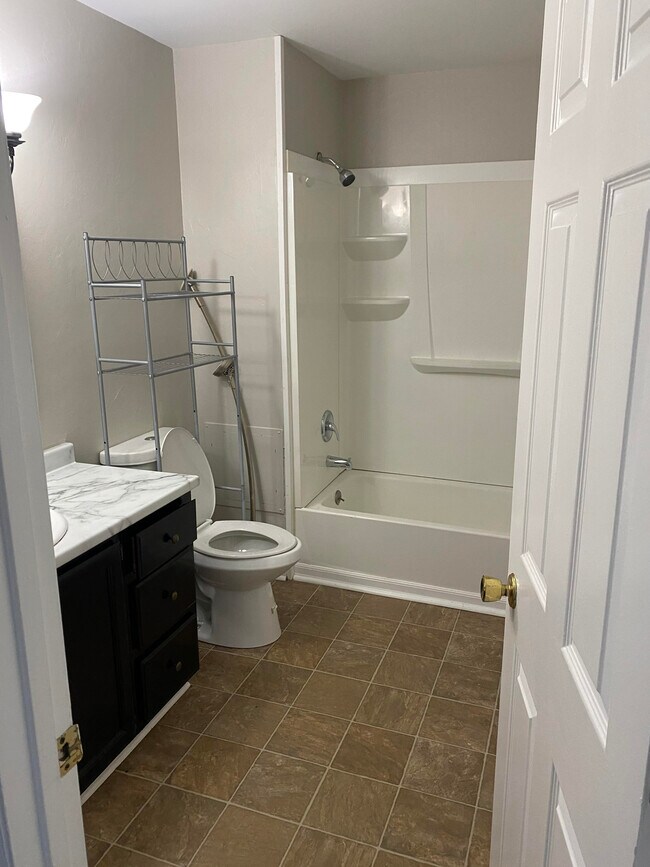 Full Bath - 537 Chandler Plz