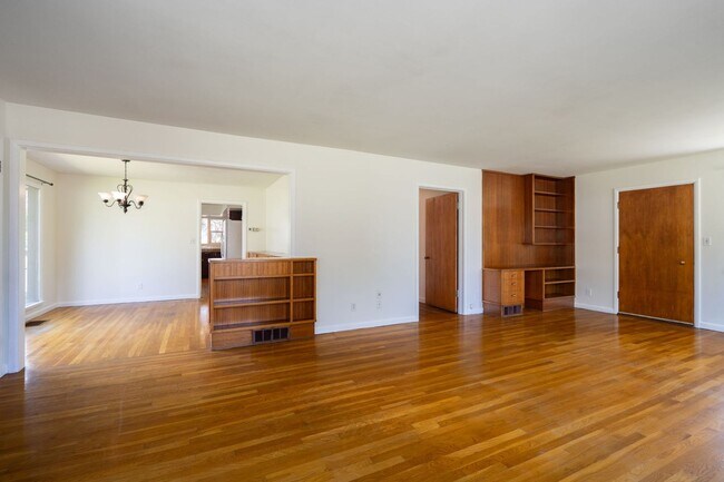 Building Photo - Gorgeous Audubon Park Home with Detached G...