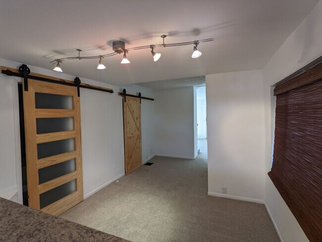 Building Photo - 546 E Jenkins Ave