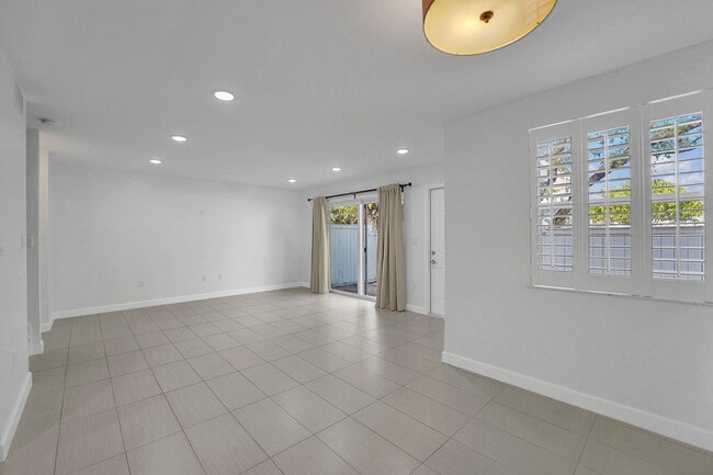 Building Photo - 4550 SW 68th Ct
