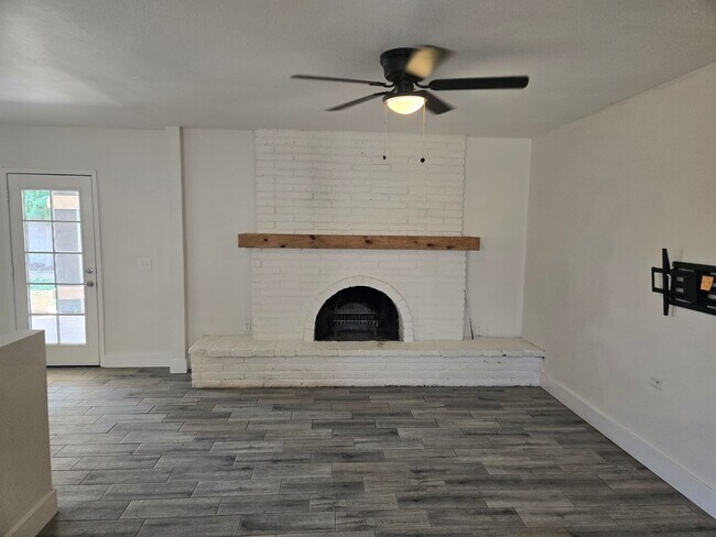 Building Photo - Coming Soon! ?Beautiful 4 bed, 2 bath Home, NO HOA! (Available 05/15/26)