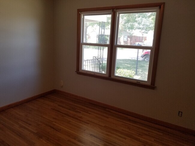 Building Photo - Midtown bungalow, beautiful hard wood floors, lots of natural light.