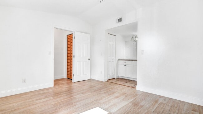 Building Photo - Spacious 1-bedroom, 1.5-bath, two-story Ki...