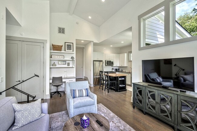 Building Photo - Awesome fully furnished 1BE/1BA in the Wav...