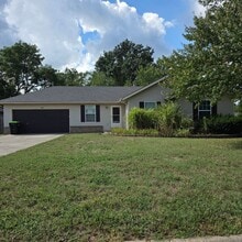 Building Photo - Great 3 bed 2 bath with a 2 car garage
