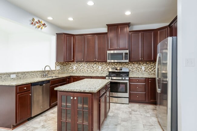 Building Photo - Spacious Home in Williamsburg - WASHINGTON RIDGE