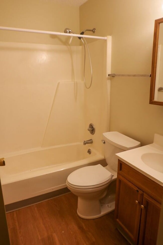 Building Photo - $925 | 2 Bedroom, 1 Bathroom Apartment | N...