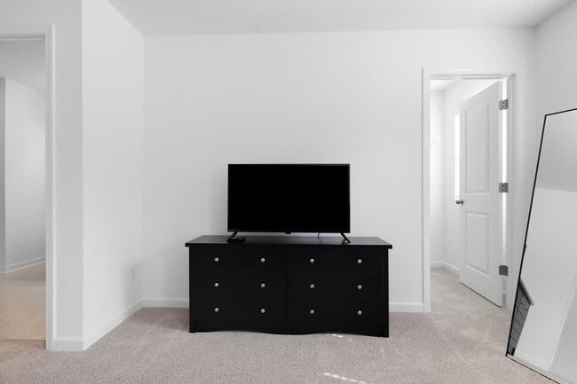 Building Photo - 2 Saltford Ln