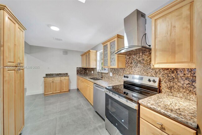 Building Photo - 840 NE 182nd St