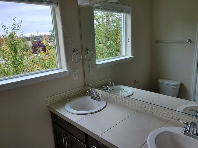 Building Photo - Great Community, Quiet Living Across from park Apply today!