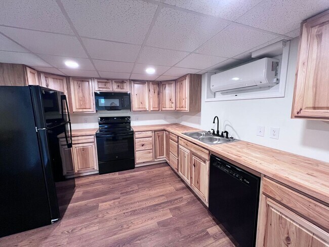 Building Photo - For Rent Mocksville Unit B