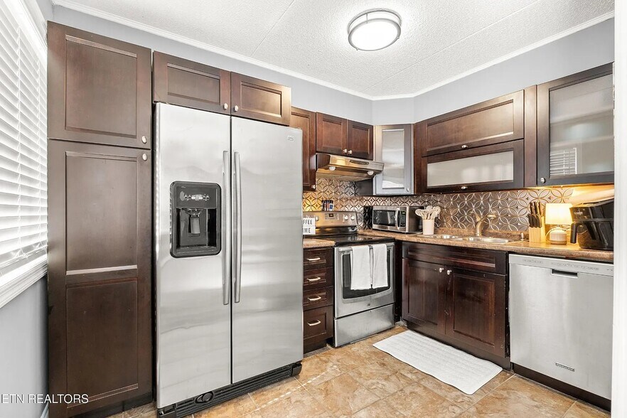 Kitchen: Newer Built-In Pantry, Cabinets and Table/Cha. Range, Refrigerator, Dishwasher, Microwave, - 2718 Painter Ave