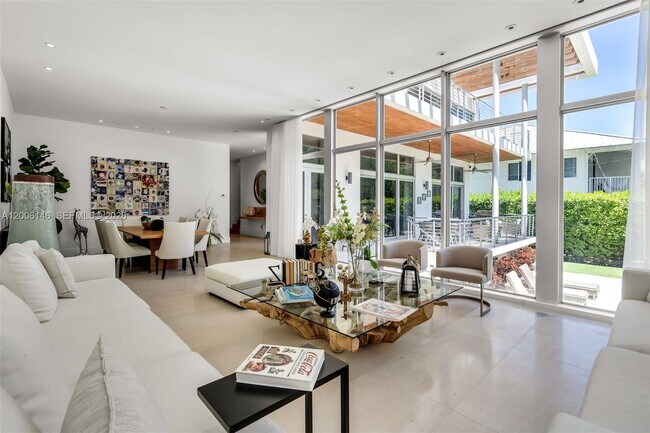 Building Photo - 230 W McIntyre St