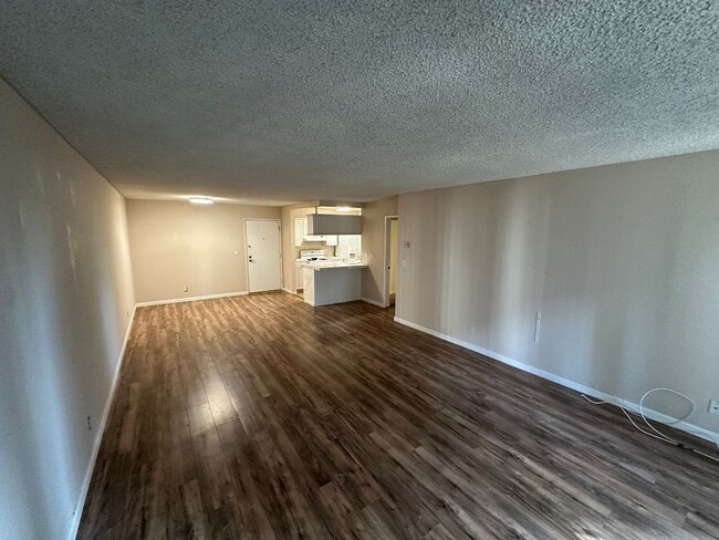 Building Photo - 2 Bed, 2 Bath Condo in Cross Creek Village...