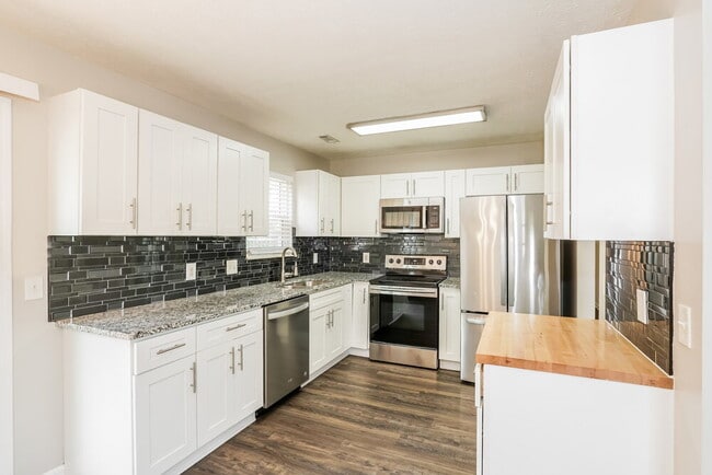 Building Photo - 3005 Creekview Ln