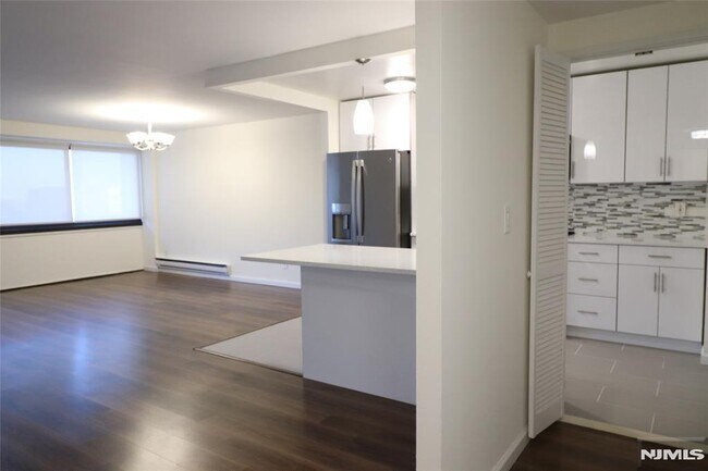 Building Photo - 1600 Center St