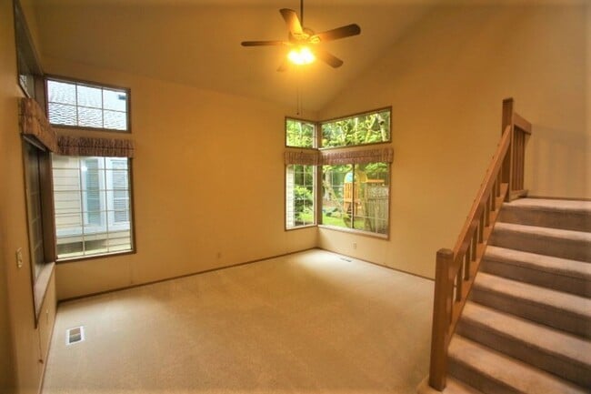 Building Photo - Beautiful 2 Story 3 Bed 2.5 Bath in Sammamish