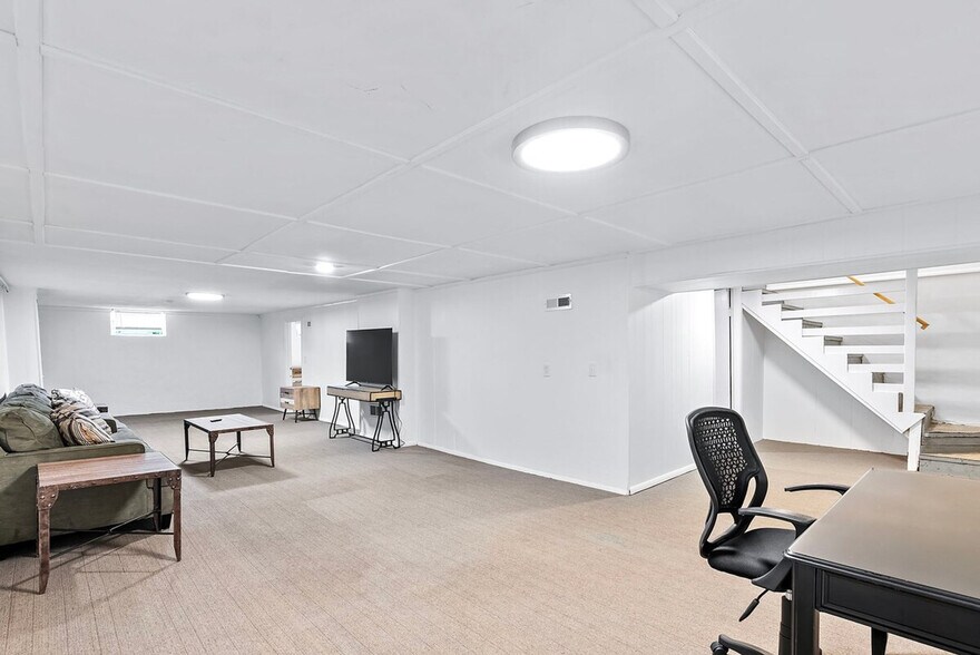 Building Photo - 814 Holiday Ave