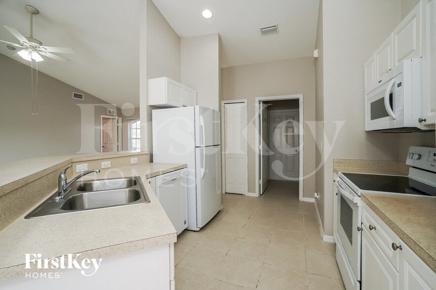 Building Photo - 8352 Bahamas Rd