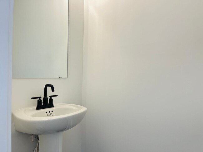 Building Photo - LIKE NEW IN PARK VUE! Townhome located across from Westside Park in Atlanta! MUST SEE!