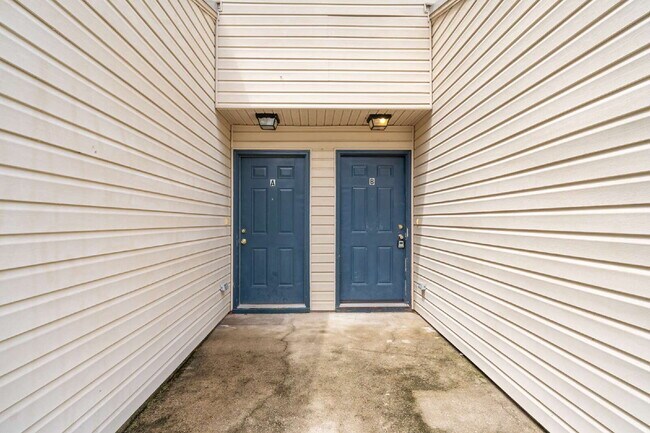 Building Photo - 1 bedroom and 1 bathroom in a 3x3 duplex STEPS AWAY FROM CAMPUS