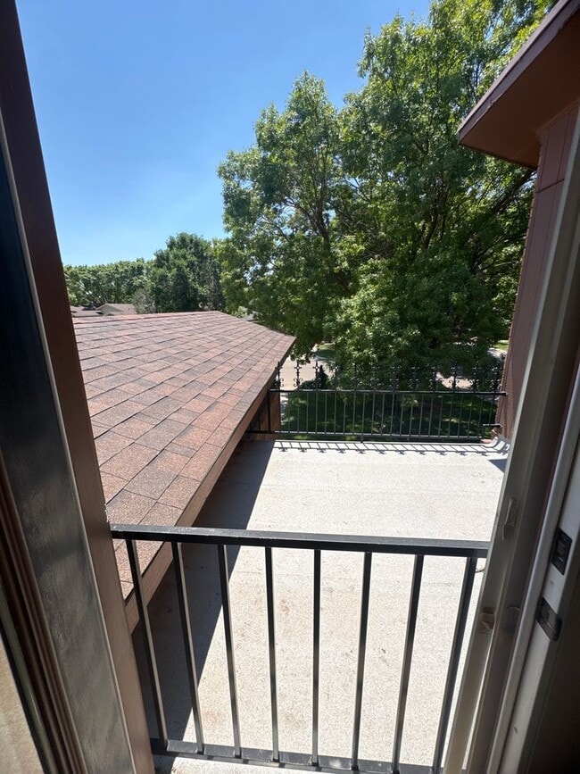 Building Photo - Two-story, four-bedroom, three-bathroom ho...