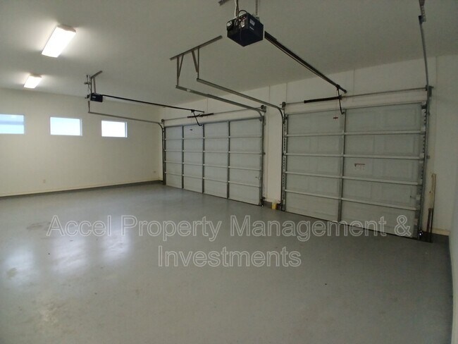 Building Photo - 2423 W Hampton Ave