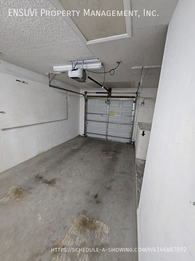 Building Photo - 4419 Tarpon Dr
