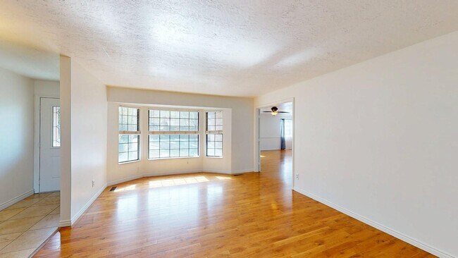 Building Photo - Freshly Updated Gem in Desirable East Side Sandy