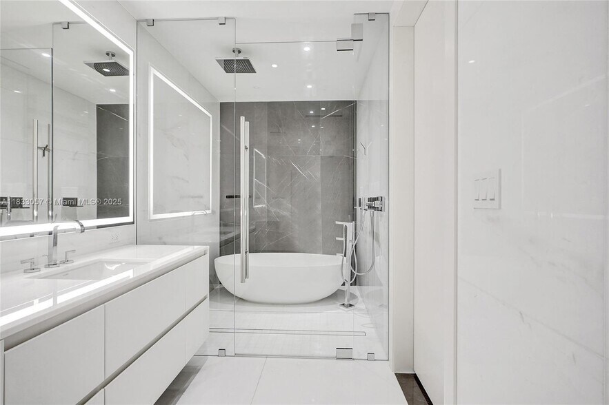 Building Photo - 300 Biscayne Boulevard Way