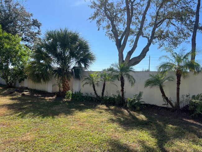 Building Photo - Welcome to your new home in beautiful Venice, Fl!  2 Bedroom 2 Bath w/ Den