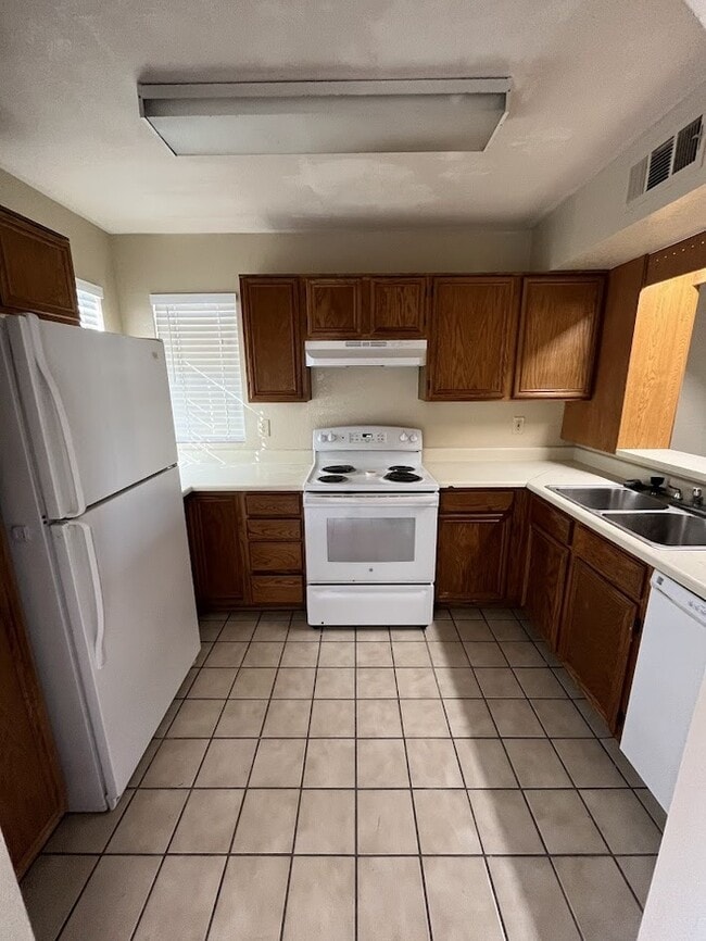 Building Photo - Olive Square 2 Bedroom Townhouse