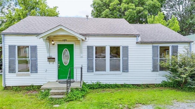 Building Photo - 1109 E Corona St