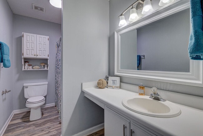 Building Photo - 617 Varsity Dr