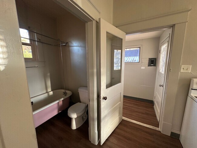 Building Photo - Freshly Updated 2-Bedroom Home!