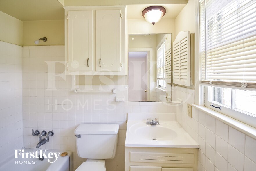 Building Photo - 2905 Kenneth St