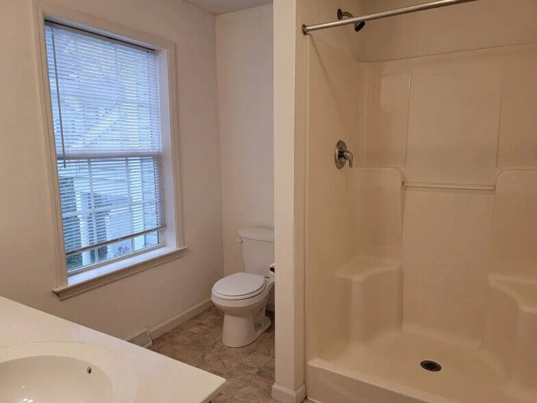 Building Photo - 701 Winding Ln