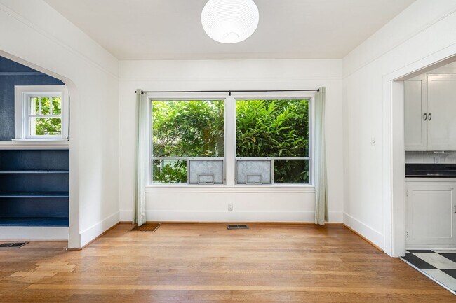Building Photo - 2Bd/1Ba Seattle Home