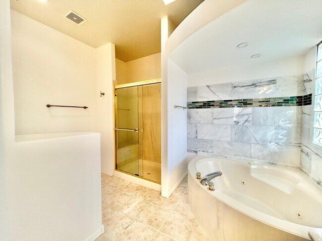 Building Photo - 711 Tramway Pl NE