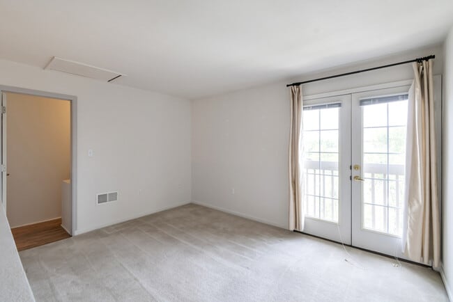 Building Photo - 2 bedroom with attached garage!!