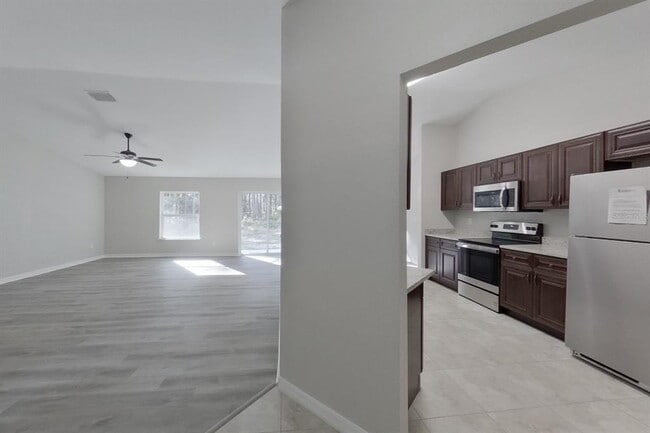 Building Photo - 820 Marion Oaks Manor