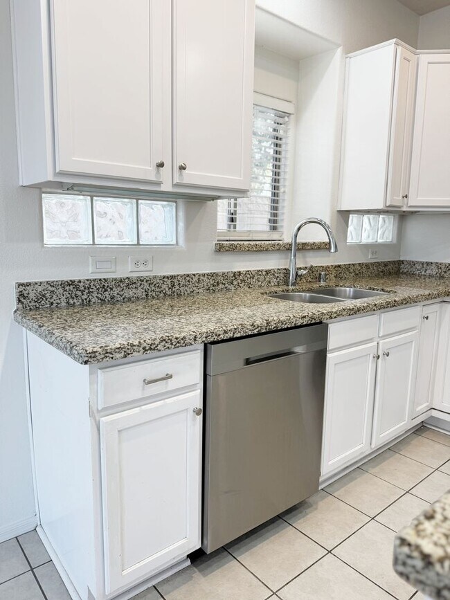 Building Photo - ABSOLUTELY STUNNING 4BR 2.5BA, OVER 2100SQFT, COMMUNITY POOL, CHANDLER