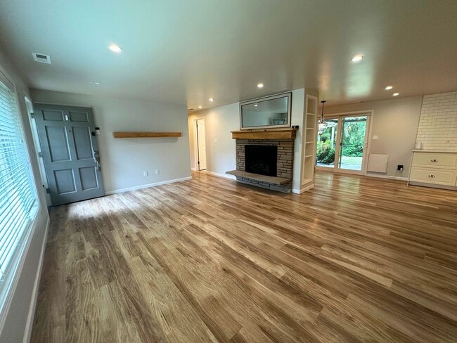 Building Photo - Beautiful Ranch-Style Home in Desirable Sn...