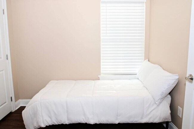 Building Photo - 3000 Lasalle St