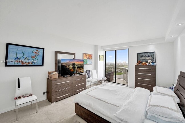 Building Photo - 20281 E Country Club Dr